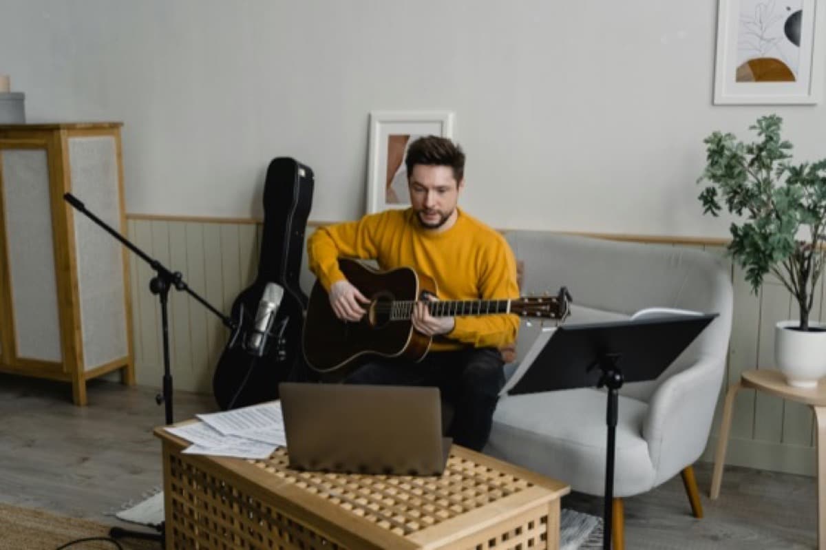 A musical theatre voice lesson taking place over video